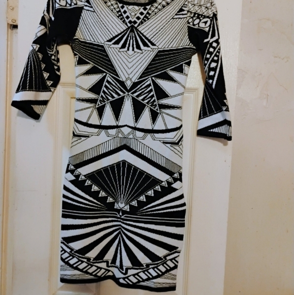 Forever 21 Size Medium Black and White Geometric Long Sleeve Dress - Picture 5 of 6